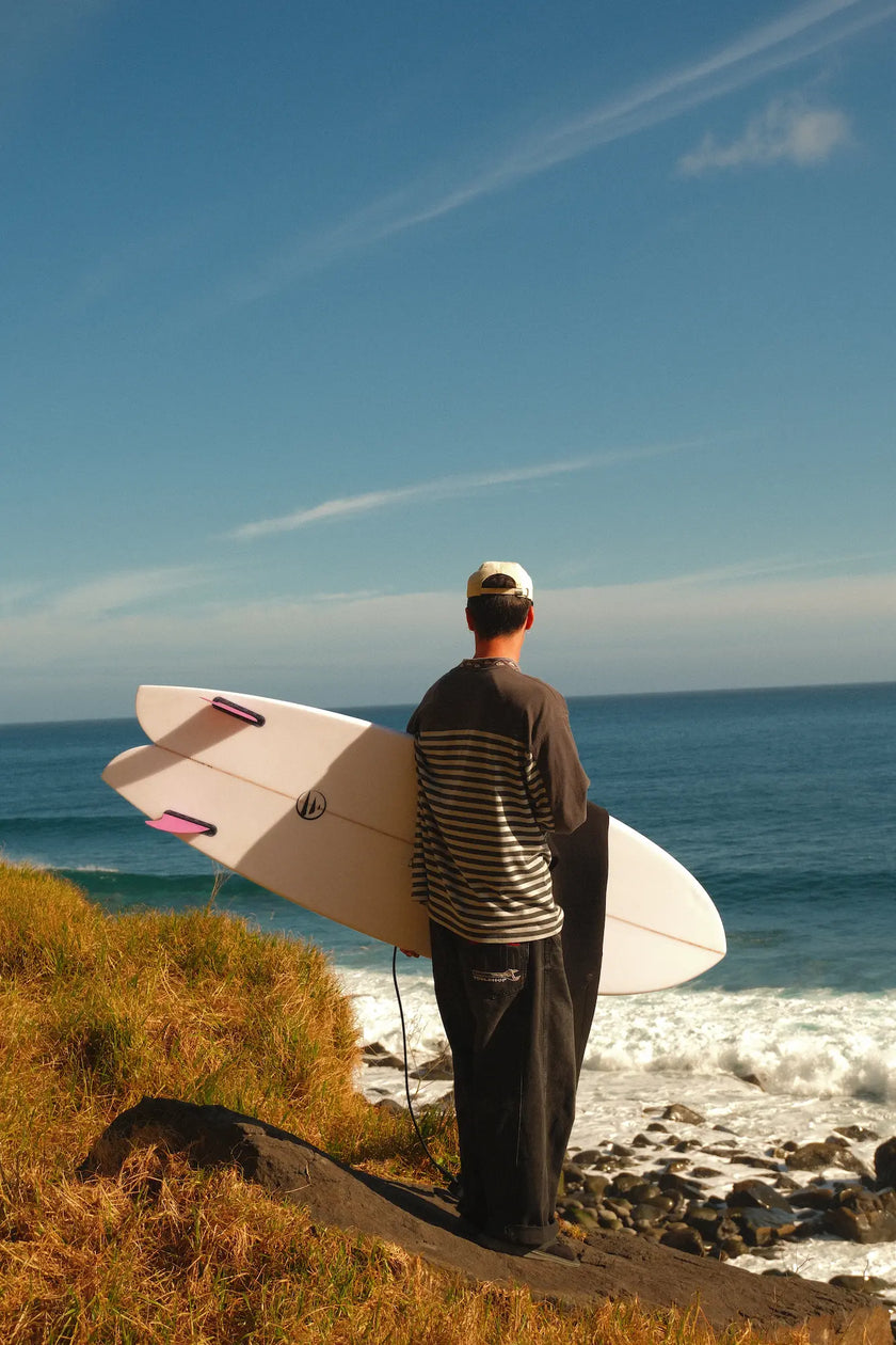Alex con la tabla de surf fish blanca. 