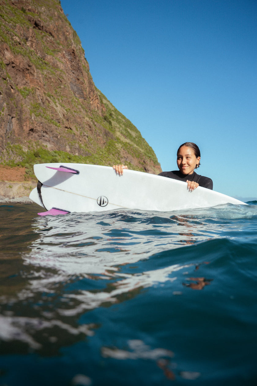 En el agua con la tabla surf fish blanca 6.4