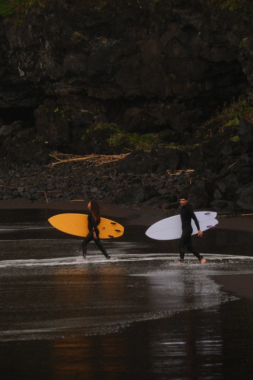 entrando a surfear con tablas de surf fibra flysurf. 