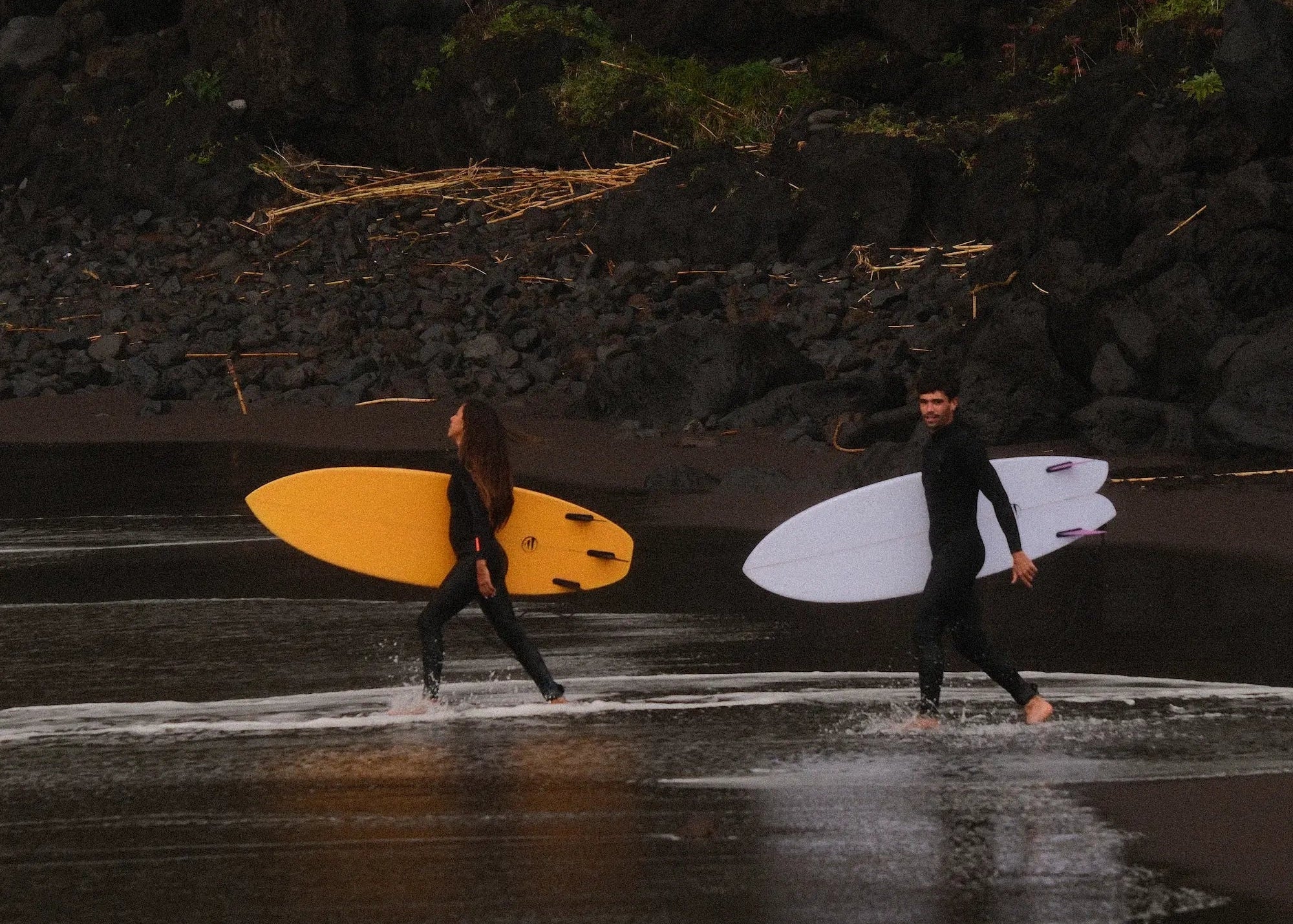 Entrando al mar a surfear con las tablas de fibra flysurf. 