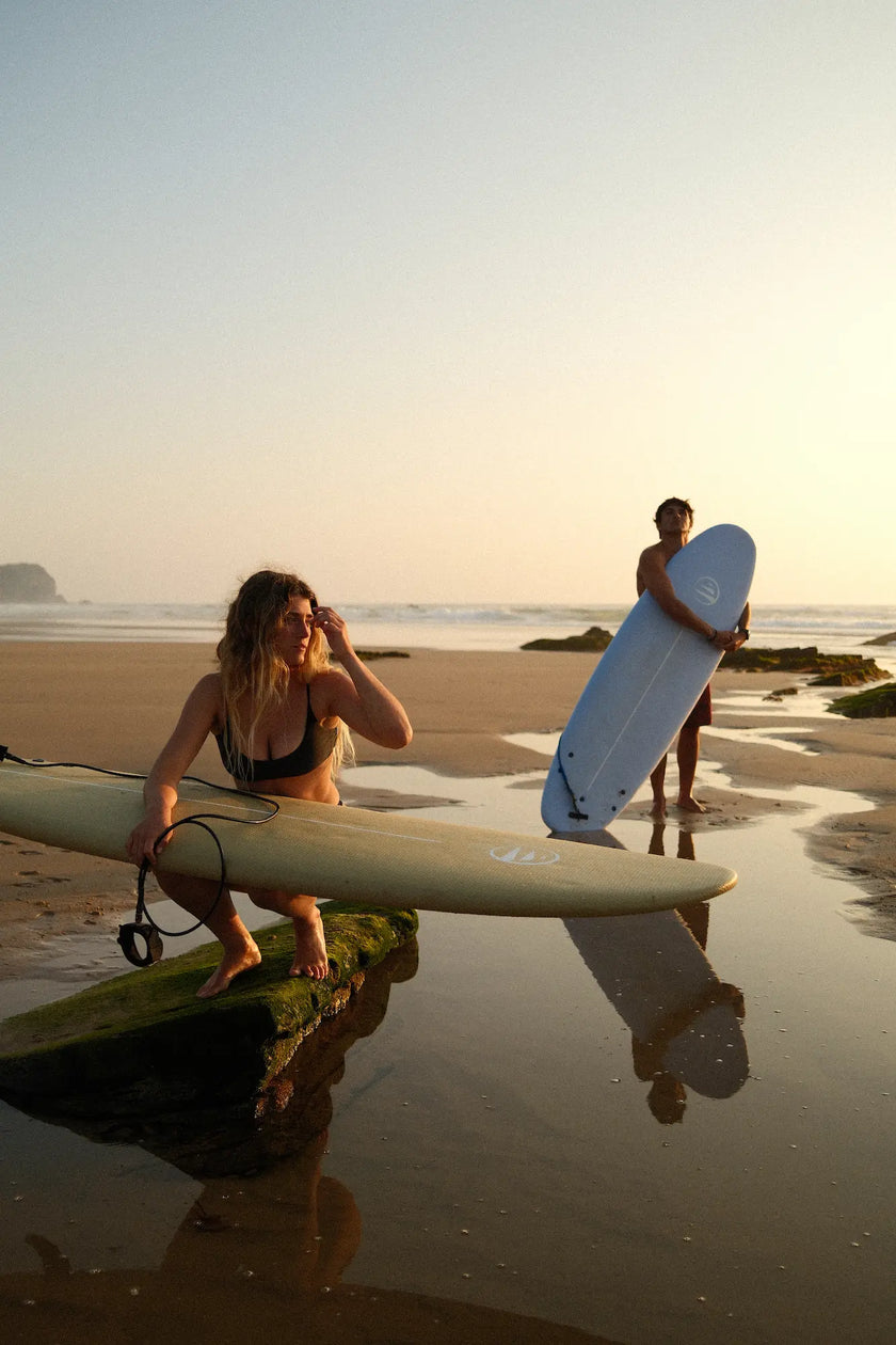 Las tablas de surf sea calling de flysurf en la playa en el sunset. 