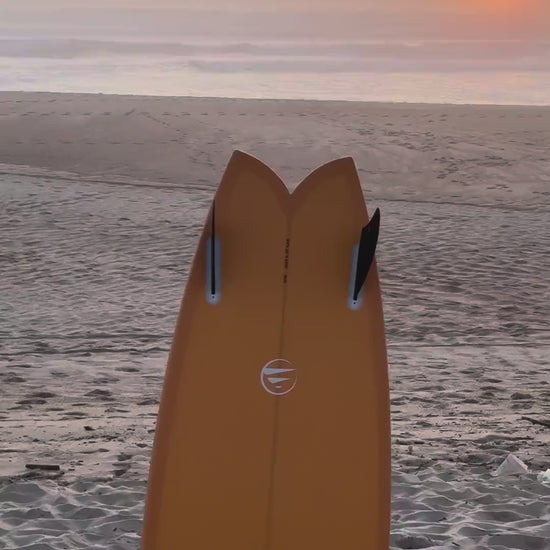 video mostrando y usando la tabla de surf de fibra fish naranja