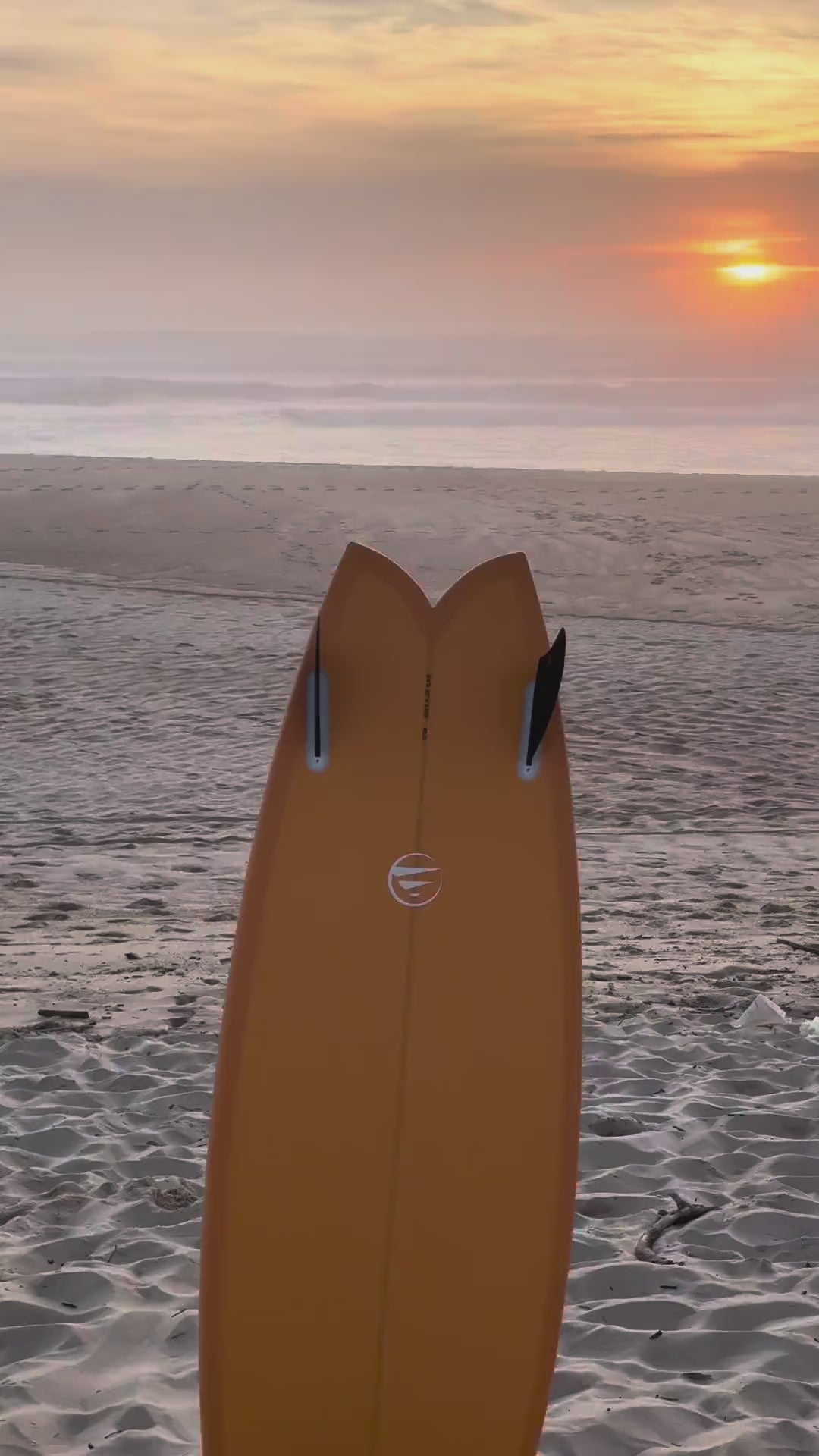 video mostrando y usando la tabla de surf de fibra fish naranja