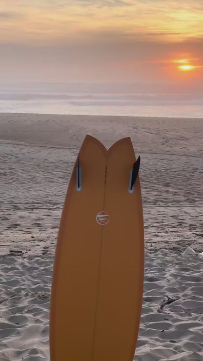 video mostrando y usando la tabla de surf de fibra fish naranja