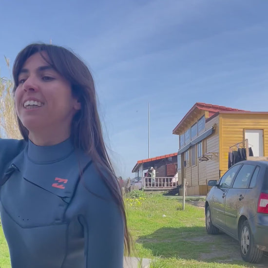antía con la funda para tablas de surf de fly