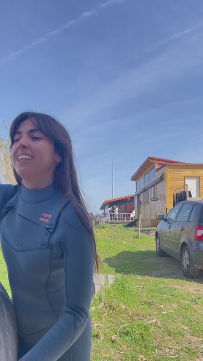 antía con la funda para tablas de surf de fly