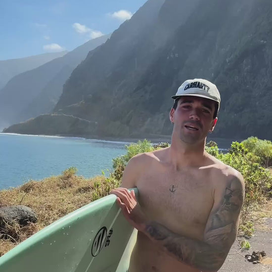 Alex Montero haciendo una reseña de la tabla de surf de fibra apollo 6.4