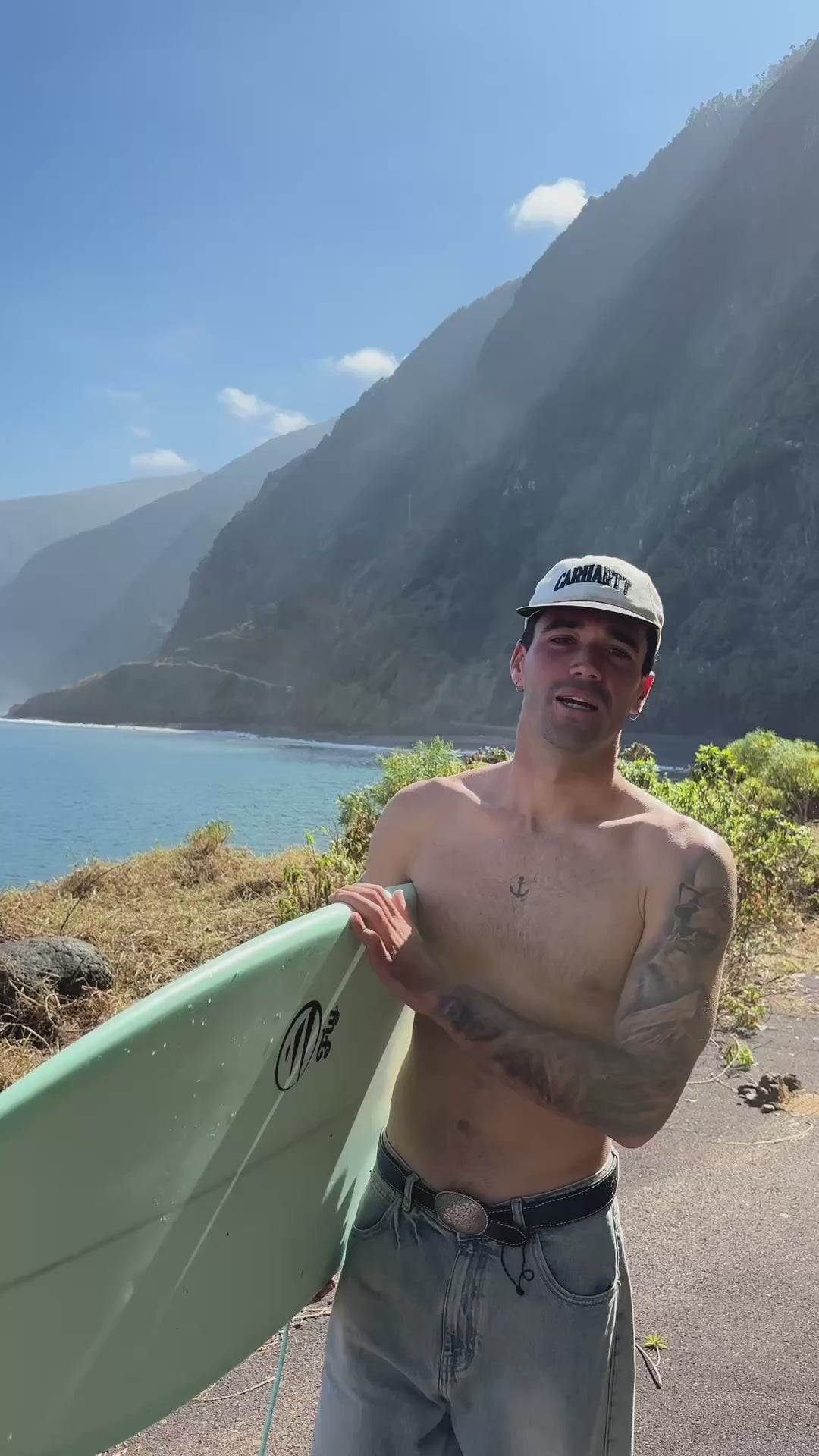 Alex Montero haciendo una reseña de la tabla de surf de fibra apollo 6.4