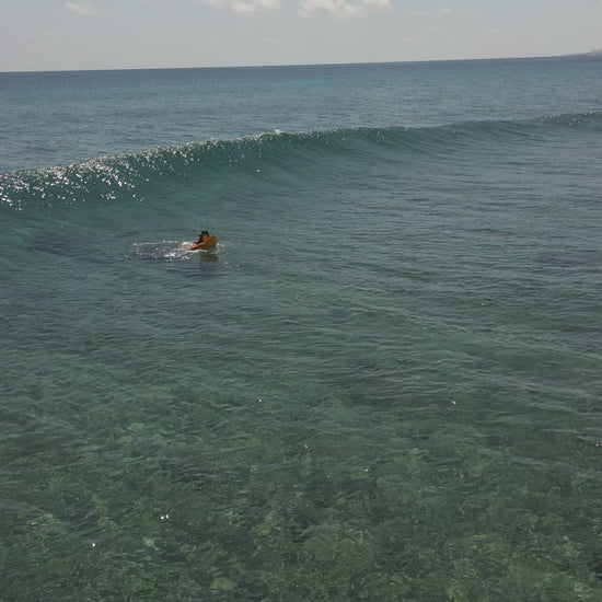 Aberto surfeando una ola de maldivas