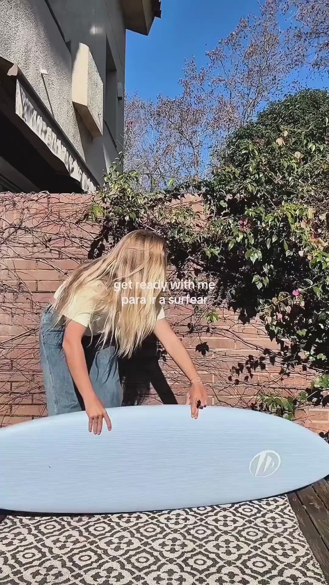 Preparándose para surfear con una tabla shortboard de corcho azul. 
