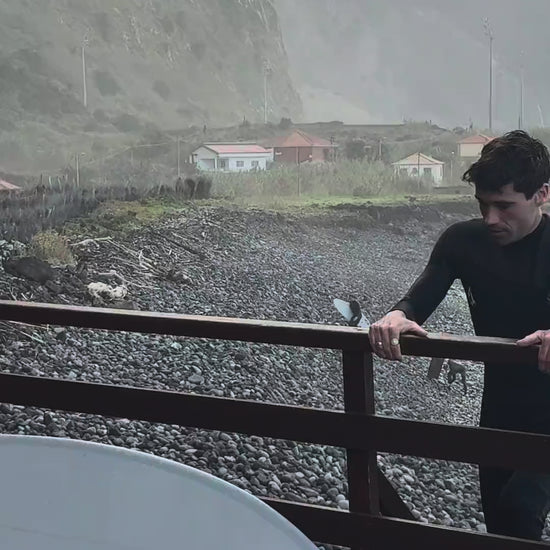 video mostrando y usando la tabla de surf de fibra apollo gris