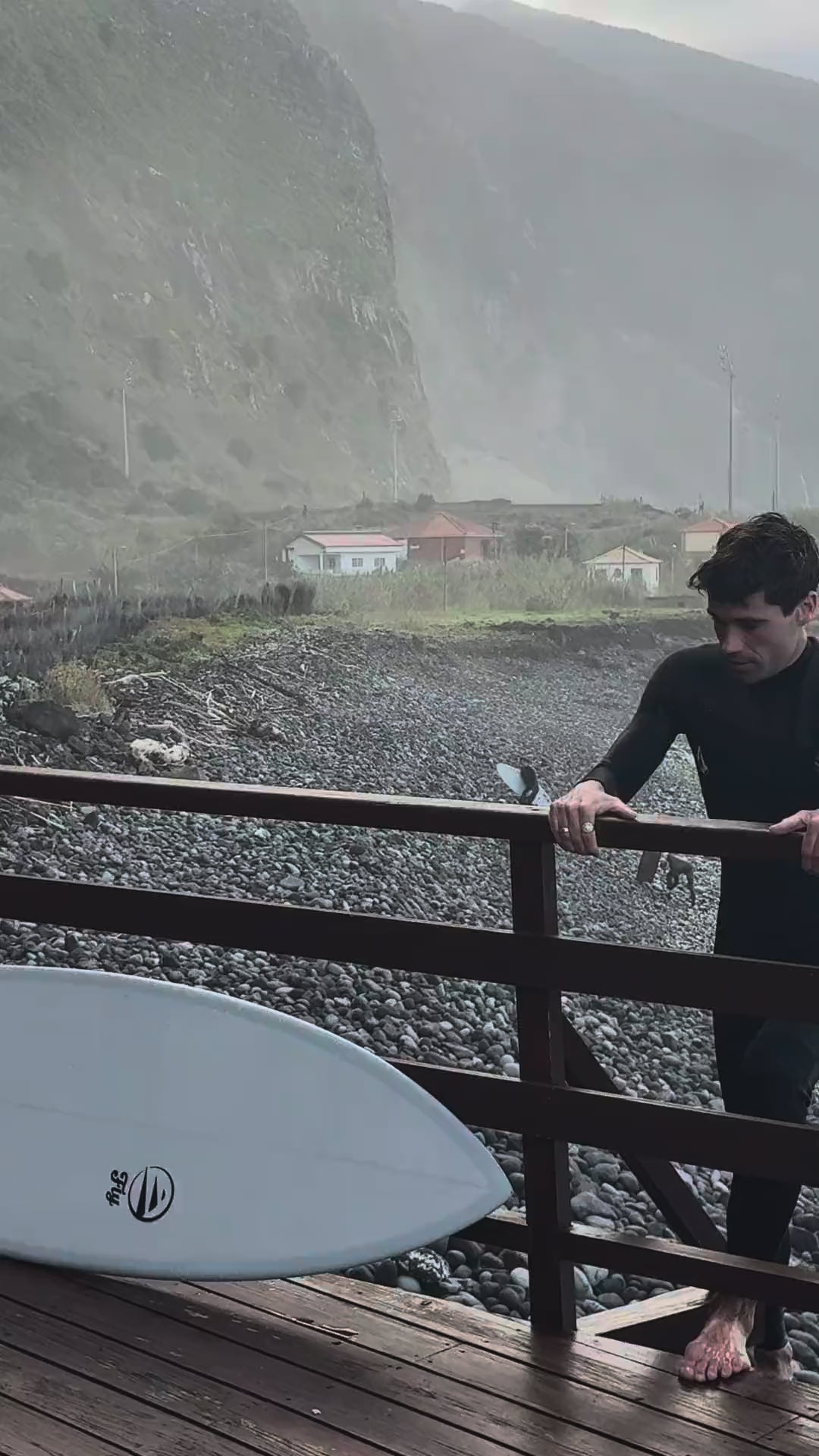 video mostrando y usando la tabla de surf de fibra apollo gris