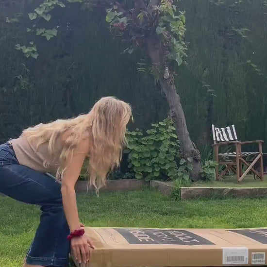 Patri haciendo un unbboxing de la tabla de surf flight mode