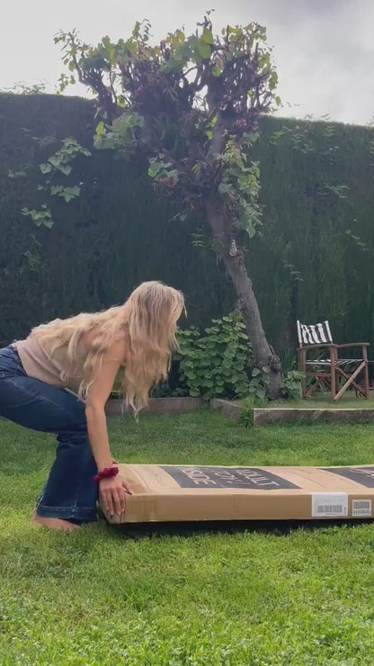 Patri haciendo un unbboxing de la tabla de surf flight mode
