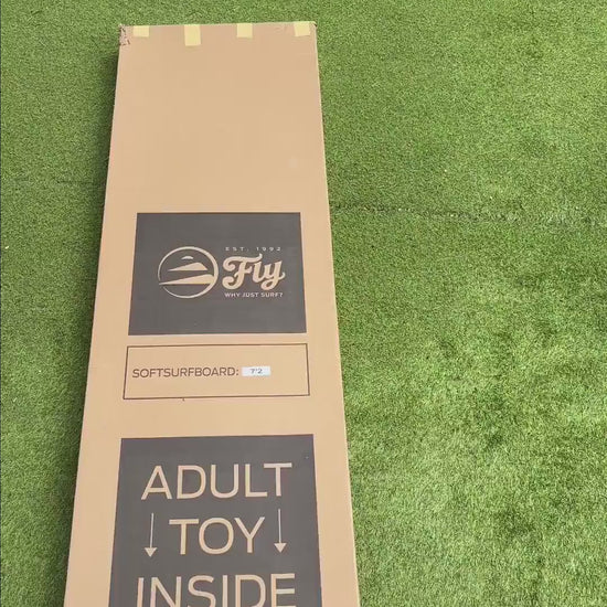 Video de unboxing de la escuela de surf latass que presenta la tabla para principiantes de flysurf.