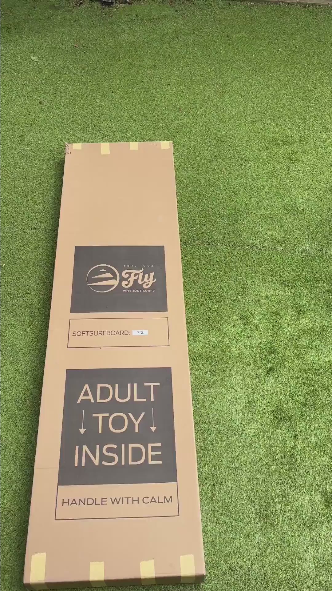 Video de unboxing de la escuela de surf latass que presenta la tabla para principiantes de flysurf.
