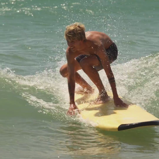 Video Nico surfeando con la cool school