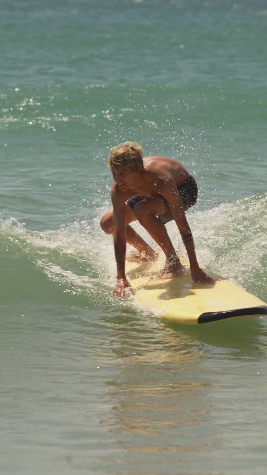 Video Nico surfeando con la cool school