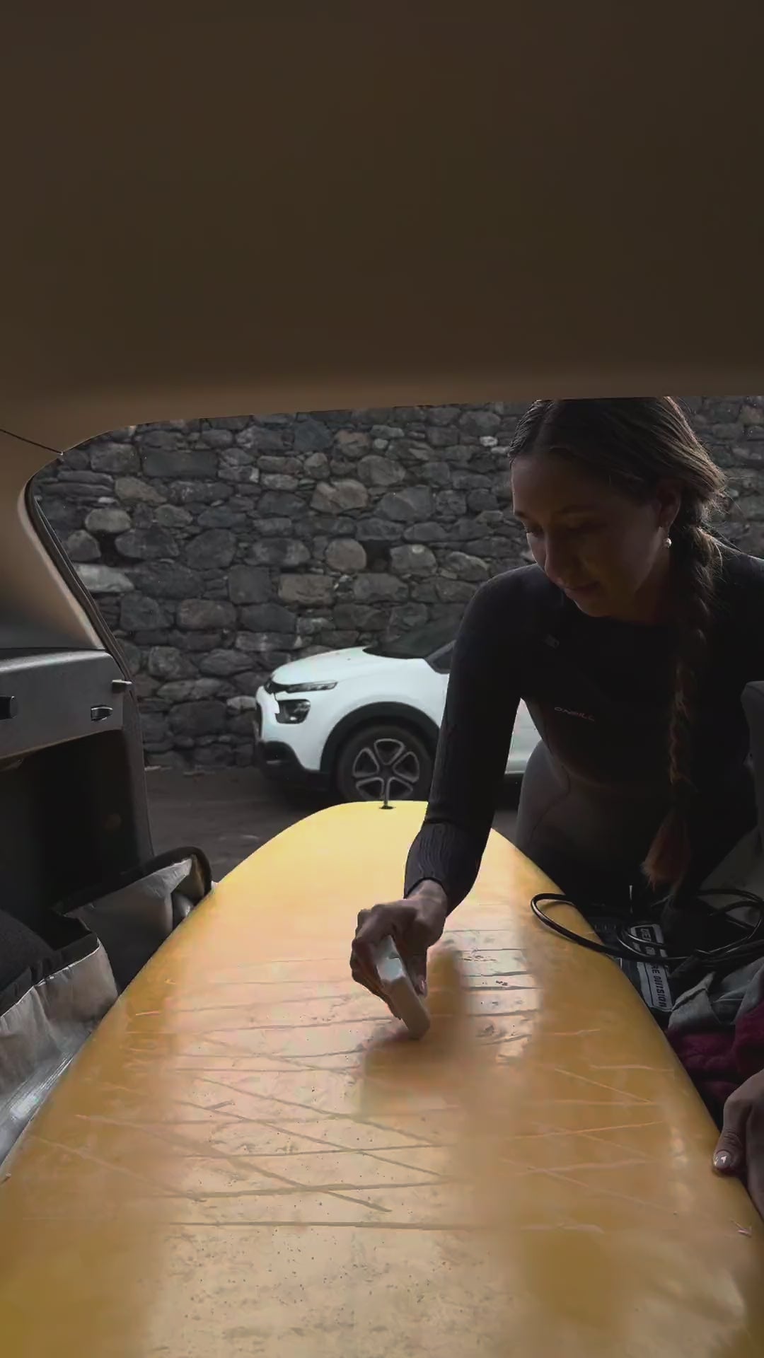 video mostrando y usando la tabla de surf de fibra squash naranja