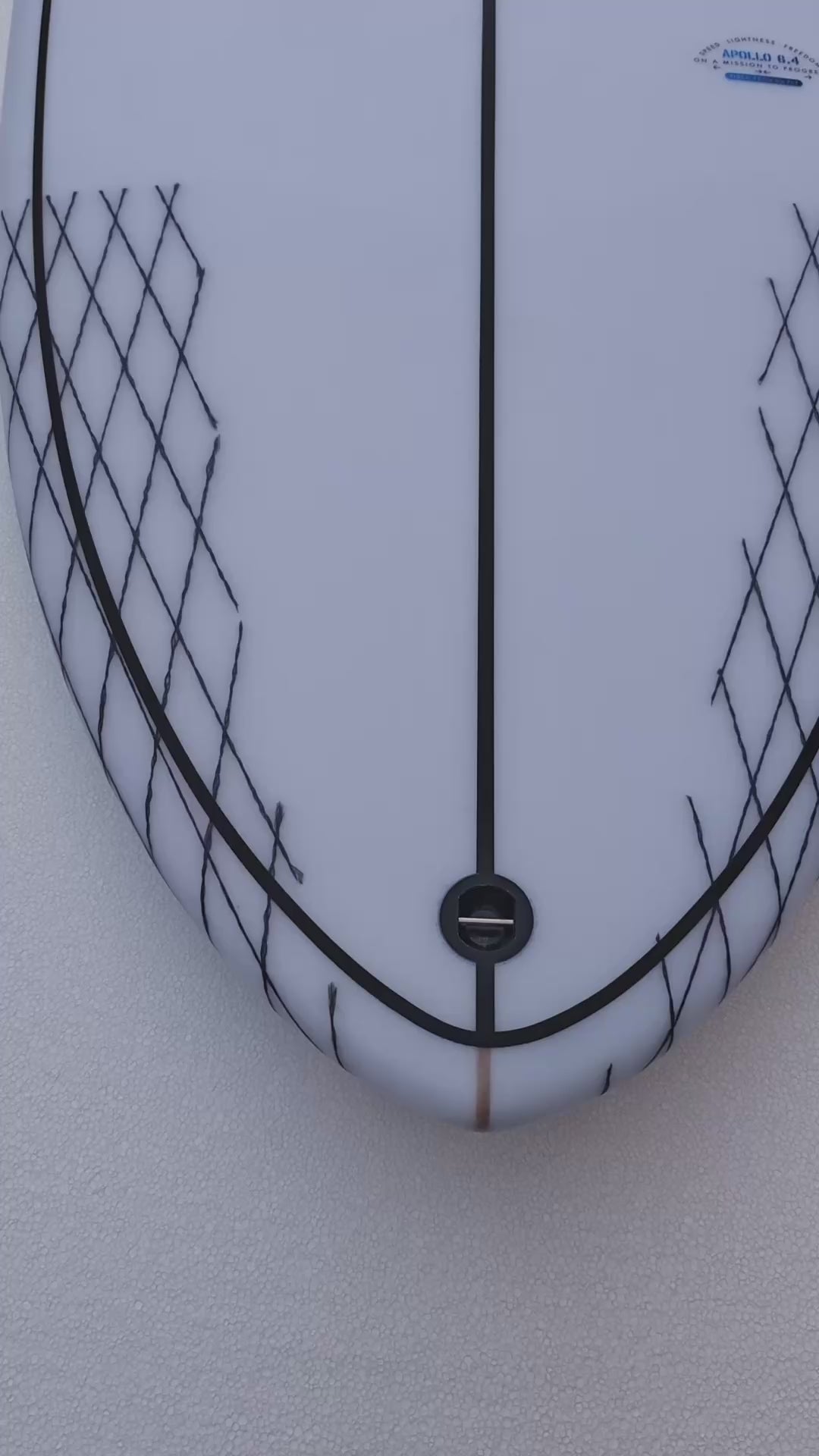 video detalle de la tabla de surf apollo blanca
