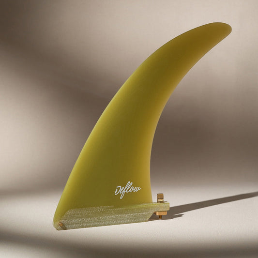 Quilla de surf Deflow Midhull 8,5 pulgadas en color ocre translúcido.