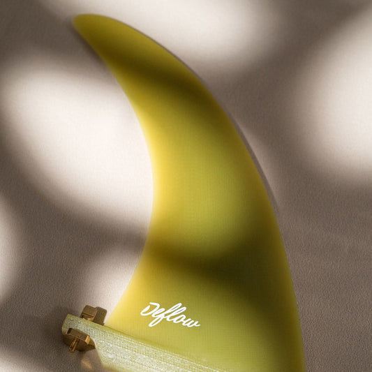 Detalle de la fibra de vidrio color ocre de la quilla Midhull.