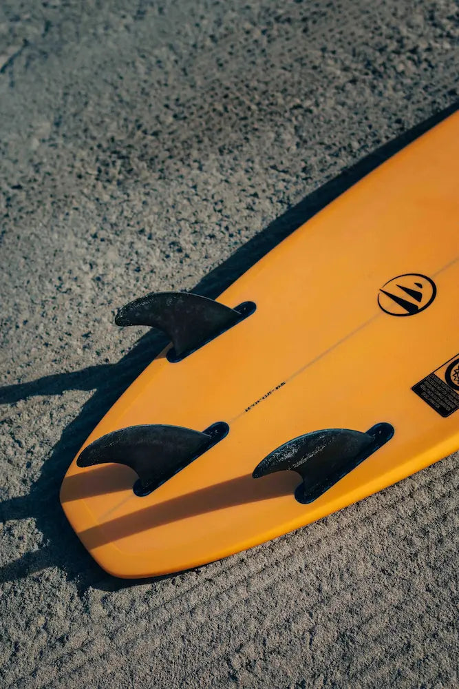 Detalle de las tres quillas de la tabla de surf fibra naranja squash