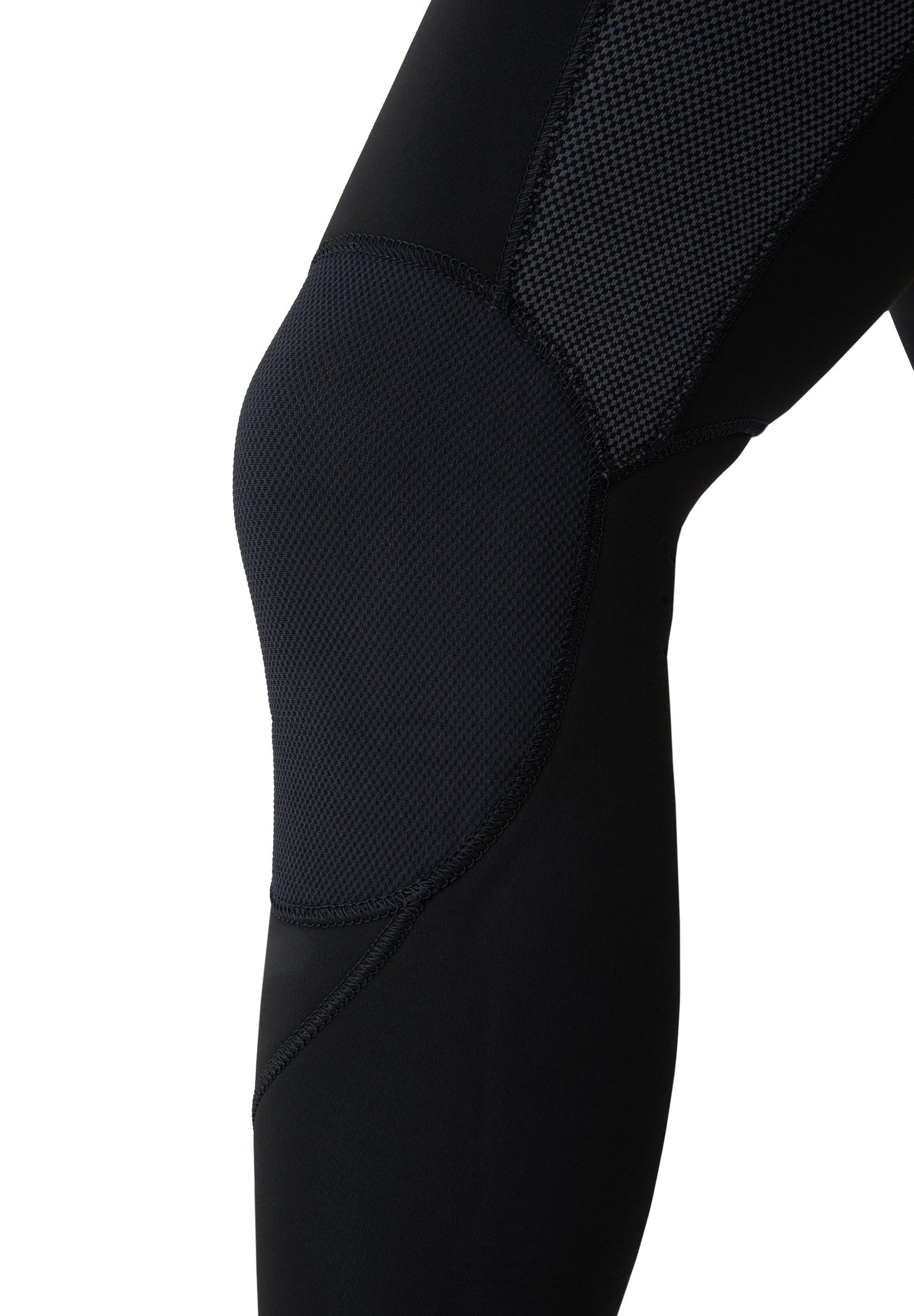 Detalle de la rodillera técnica con material resistente a la abrasión para prolongar la vida útil del traje de surf.