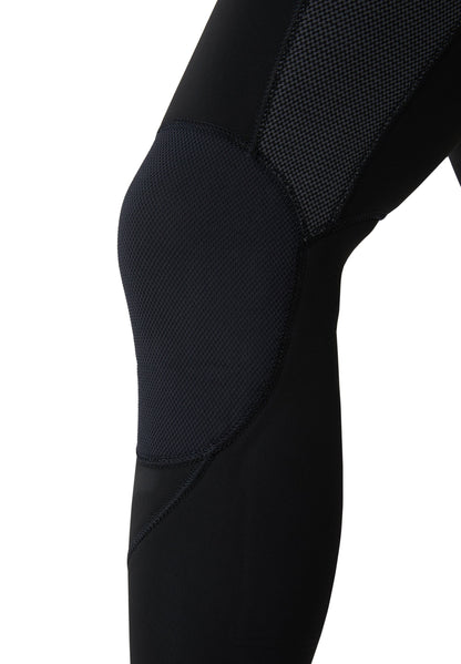 Detalle de la rodillera técnica con material resistente a la abrasión para prolongar la vida útil del traje de surf.