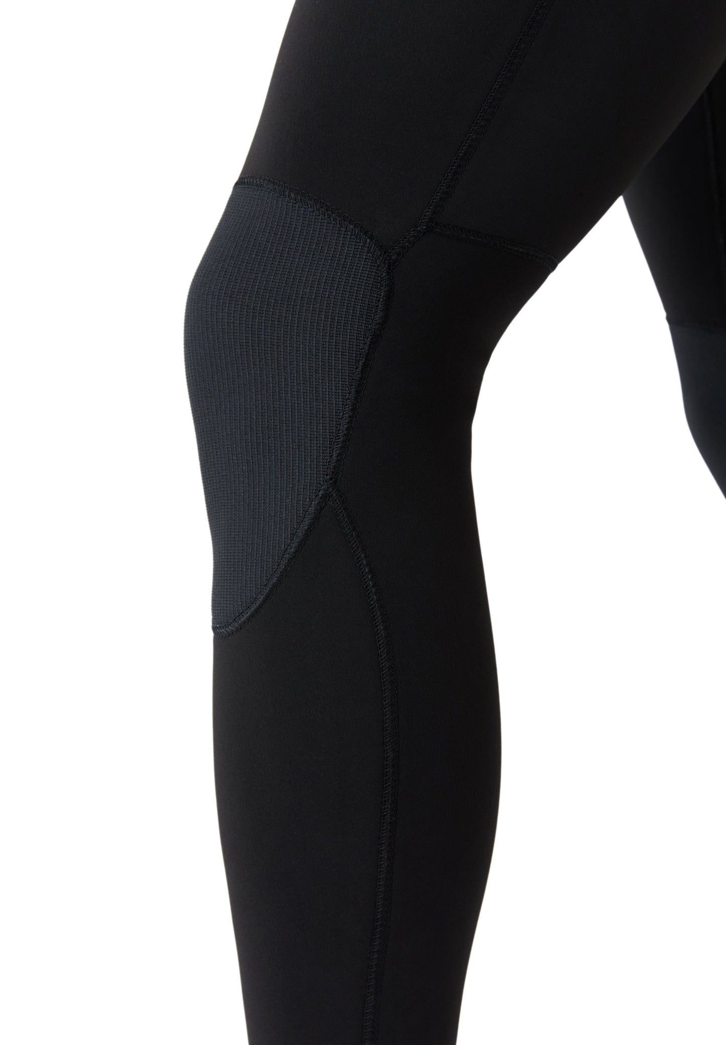 Detalle de la rodillera reforzada de alta resistencia diseñada para proteger el traje del roce con la tabla de surf.
