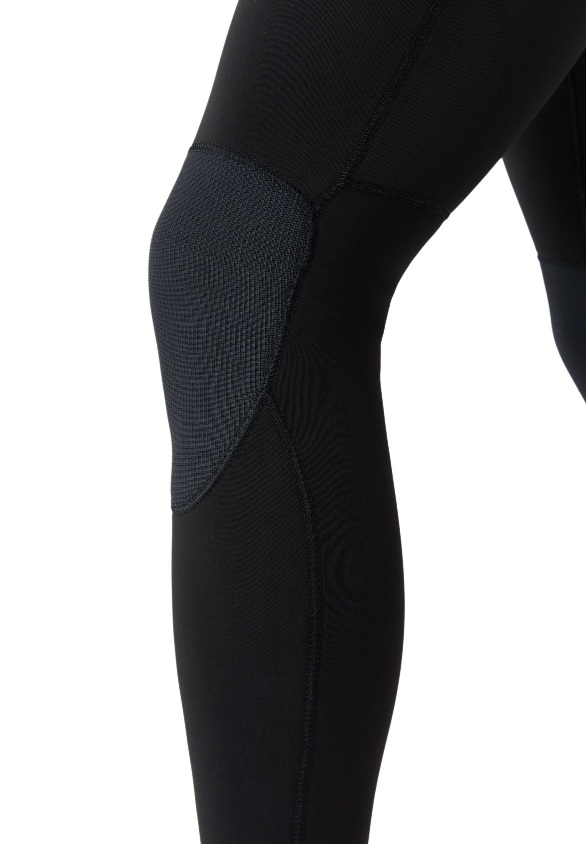 Detalle de la rodillera reforzada de alta resistencia diseñada para proteger el traje del roce con la tabla de surf.