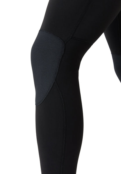 Detalle de la rodillera reforzada de alta resistencia diseñada para proteger el traje del roce con la tabla de surf.