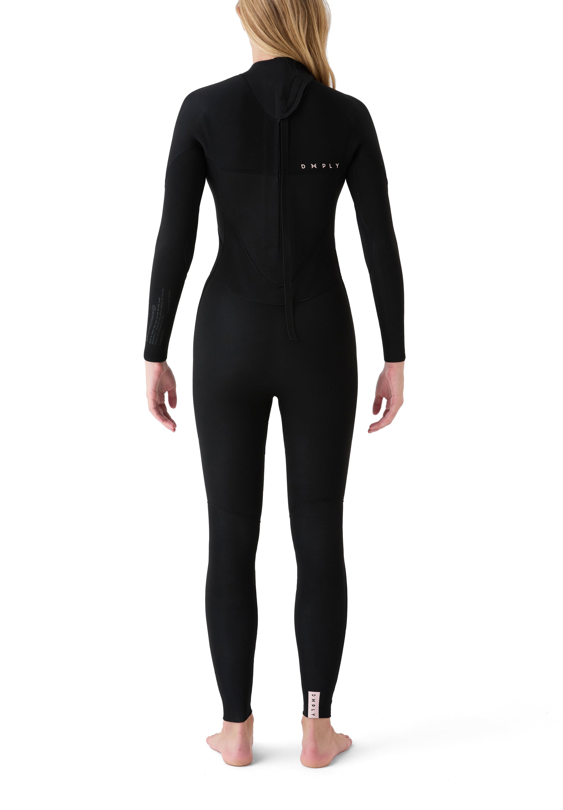 Plano posterior del traje de surf mostrando la cremallera trasera vertical y el panel protector para evitar filtraciones.