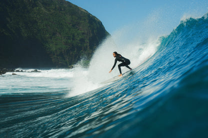 surfeando una gran ola en costa rica con su tabla de flysurf