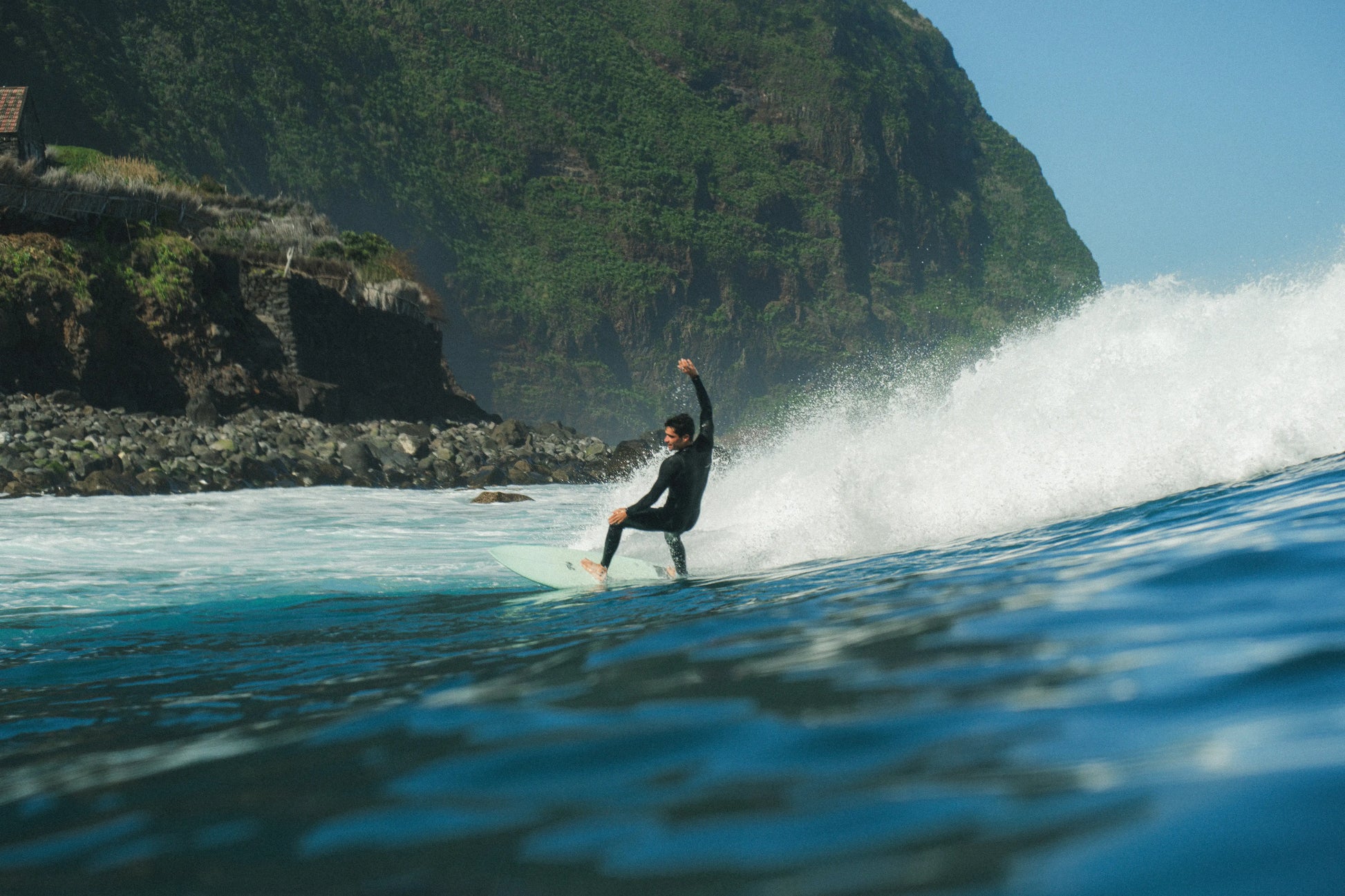 surfeando una gran ola en costa rica