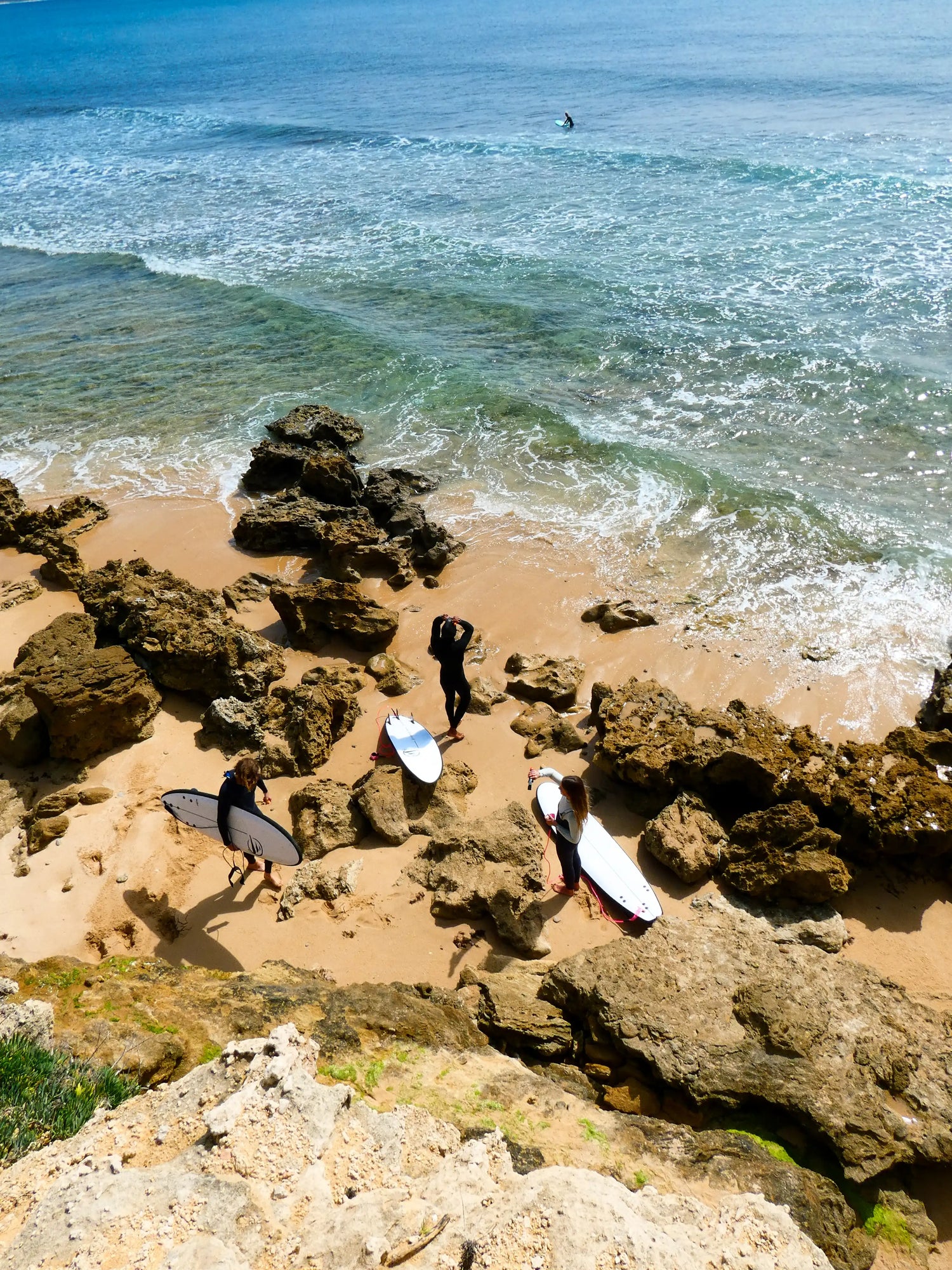 Personas con tablas de surf en una playa de costa rica