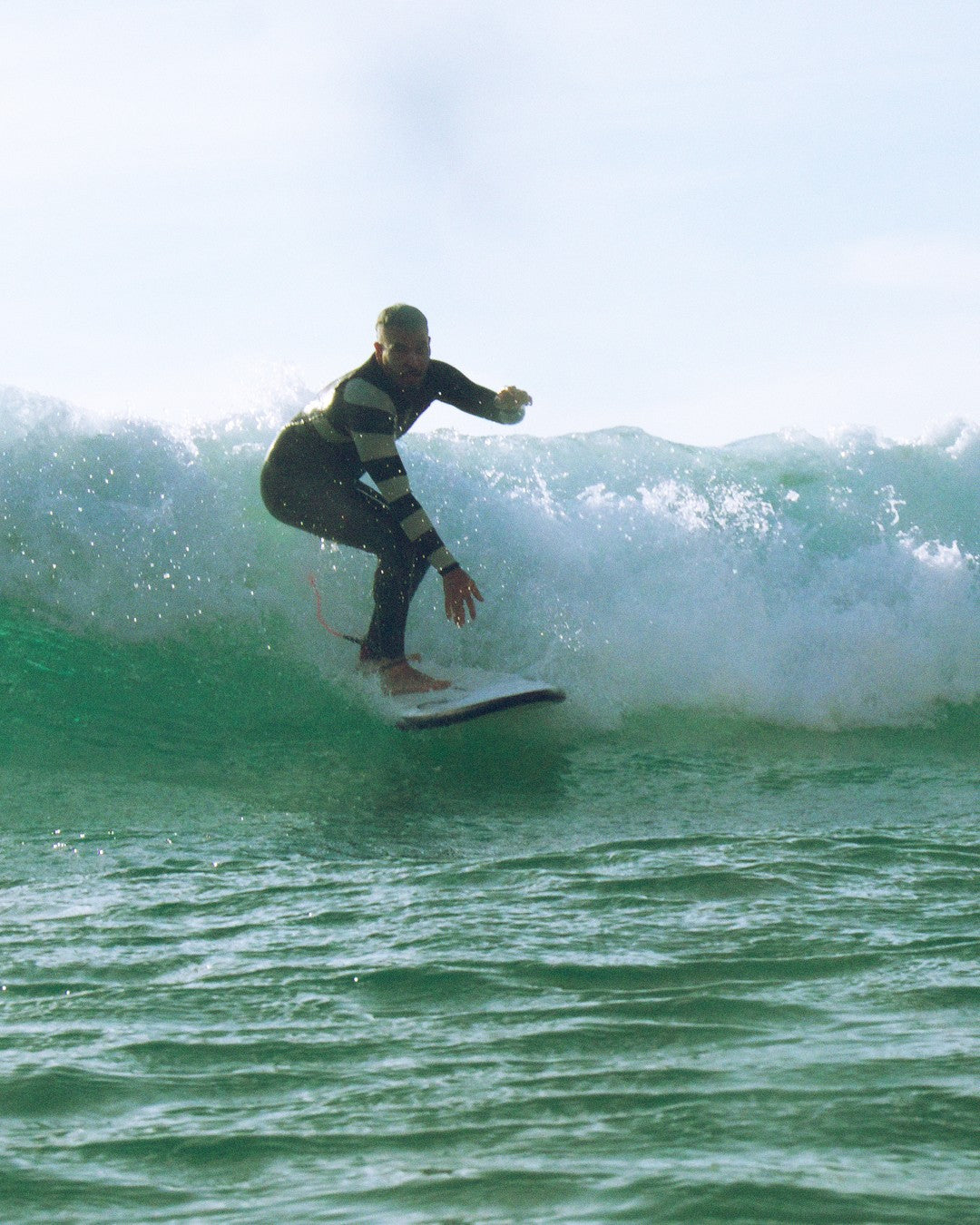 Surfista surfeando una ola con una tabla evolutiva Flysurf