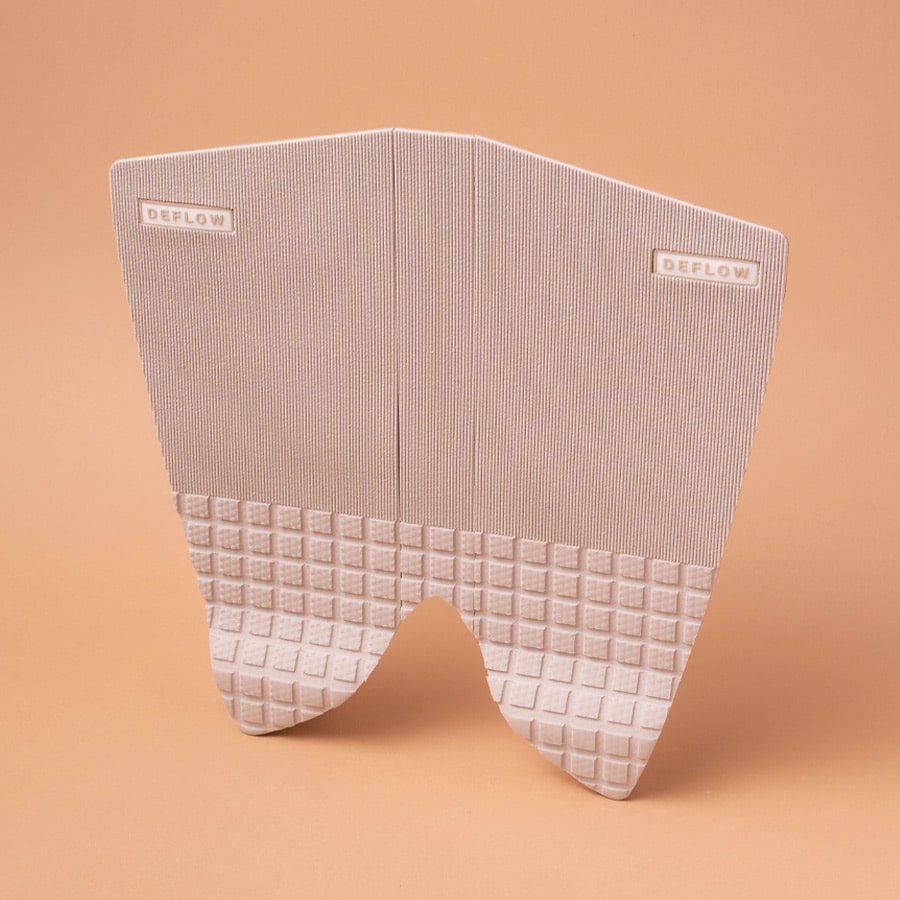 surfgrip para una tabla de surf tipo fish color blanco beige de la marca deflow