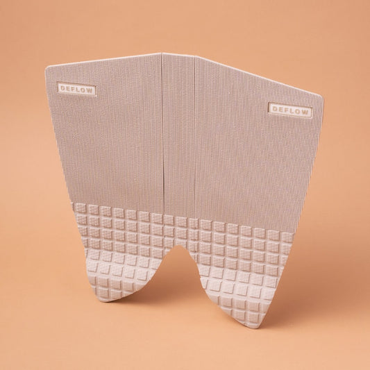 surfgrip para una tabla de surf tipo fish color blanco beige de la marca deflow