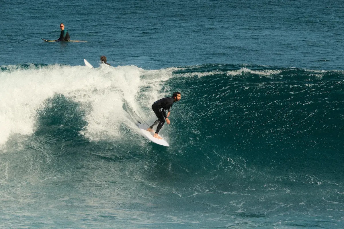 Victor surfeando una ola con una tabla fish 6.4 blanca