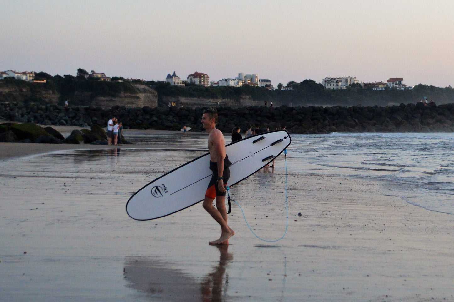 Surfista en la playa con una tabal de surf evolutiva de flysurf