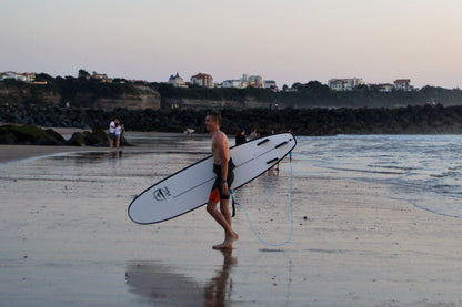 Surfista en la playa con una tabal de surf evolutiva de flysurf