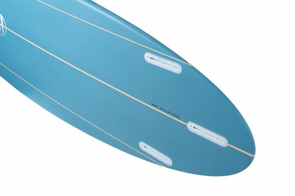 Vista en ángulo de la zona de las quillas de una tabla surf evolutiva fibra azul.