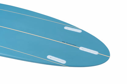 Enfoque detallado en la cola o tail de una tabla surf evolutiva fibra en tono azul oceánico.