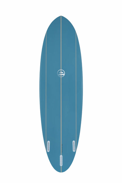 Parte trasera de una tabla surf evolutiva fibra azul mostrando el sistema de quillas.