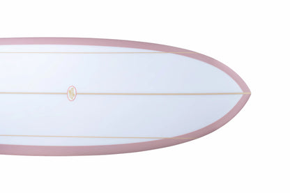 Detalle superior del nose redondeado de una tabla surf evolutiva fibra rosa.