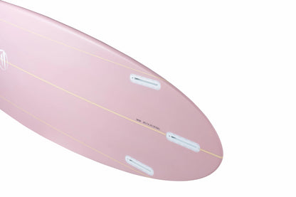 Acercamiento al tail de una tabla surf evolutiva fibra rosa con acabados premium.