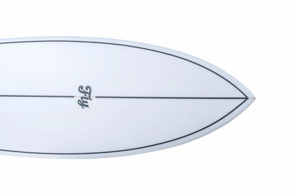 Vista frontal del nose de una tabla surf blanca de fibra epoxy.
