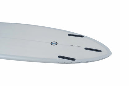 Detalle del tail de la tabla surf gris de resina epoxy.