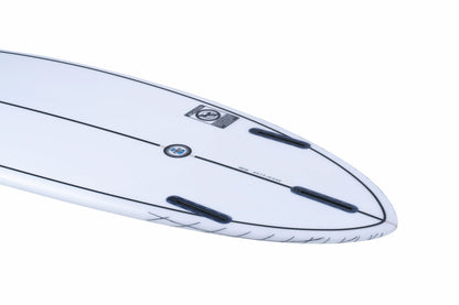 Vista posterior del tail de una tabla surf epoxy blanca.
